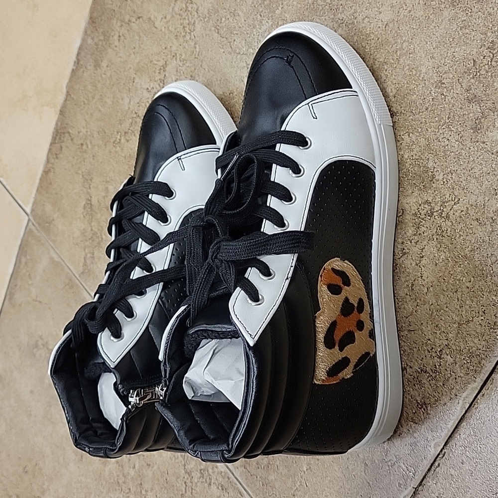 NEW Comfort Est. 1946 Black White Animal Hair Heart Sneakers